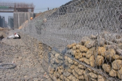 pl668176-hot_dip_galvanized_welded_gabion_box_coated_on_the_galvanized_for_roadway_protection